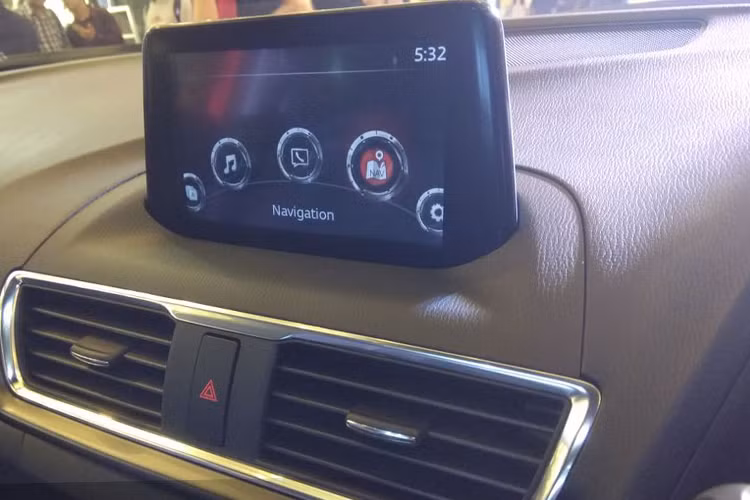 Trong khi đó, những trang bị như hệ thống thông tin giải trí MZD với màn hình cảm ứng 7 inch, hỗ trợ kết nối điện thoại thông ming qua Bluetooth và một số chi tiết vẫn giống như phiên bản thường.