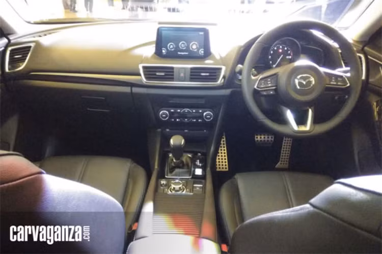 Bên trong mẫu xe thể thao Mazda3 Speed mới, nó không có sự thay đổi nhiều so với phiên bản tiêu chuẩn đang bán ra tại một số thị trường, chỉ có một số điểm mới là hệ thống đèn nội thất LED, ốp bậc cửa LED và bộ pedal thể thao bằng nhôm.