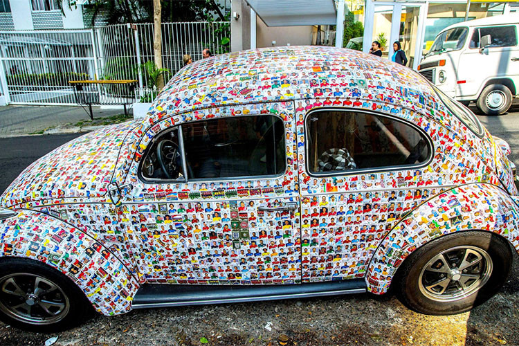 Henrique Pedrotti cho biết, anh đã cùng bạn bè sử dụng đến 15.000 miếng dán hình cầu thủ nói trên để có thể phủ kín chiếc xe Volkswagen Beetle. Hiện tại, chi phí cho mỗi bộ miếng dán này vào khoảng 1.000 bảng Anh, tương đương 1.317 USD (khoảng hơn 30 triệu đồng).