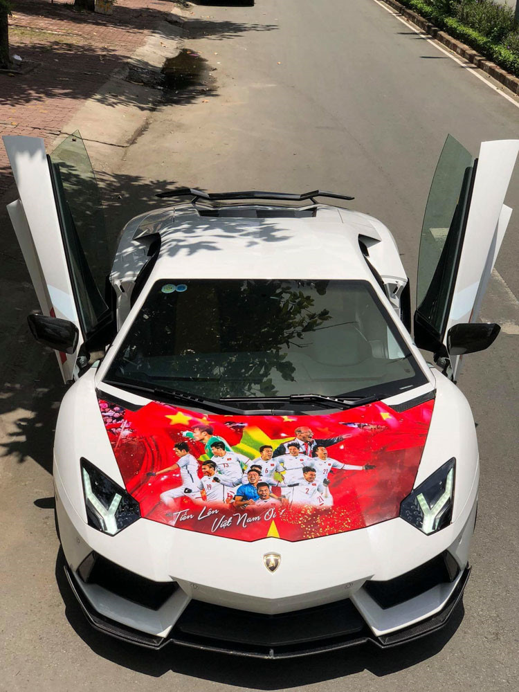 Chiếc Lamborghini Aventador màu trắng phủ nắp capo bằng hình ảnh HLV Park Hang-seo cùng các học trò. Hy vọng, một chiến thắng của Olympic Việt Nam trước Olympic Hàn Quốc chiều nay sẽ là món quà ý nghĩa đáp lại tình cảm người hâm mộ bóng đá tại quê nhà.