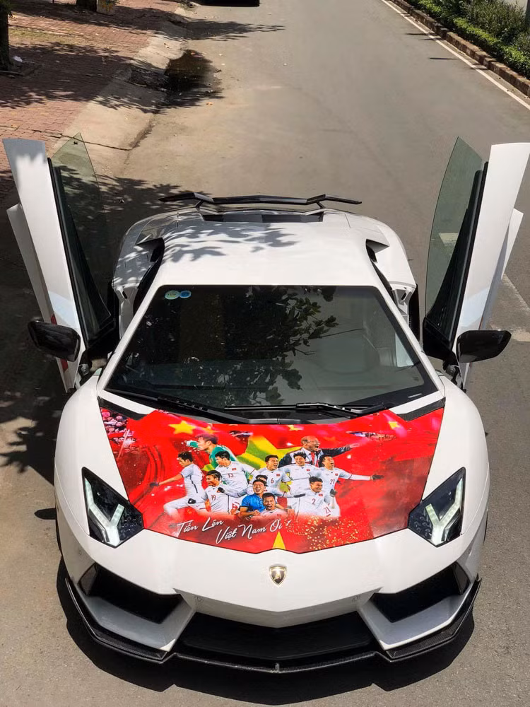 Chiếc Lamborghini Aventador màu trắng phủ nắp capo bằng hình ảnh HLV Park Hang-seo cùng các học trò. Hy vọng, một chiến thắng của Olympic Việt Nam trước Olympic Hàn Quốc chiều nay sẽ là món quà ý nghĩa đáp lại tình cảm người hâm mộ bóng đá tại quê nhà.