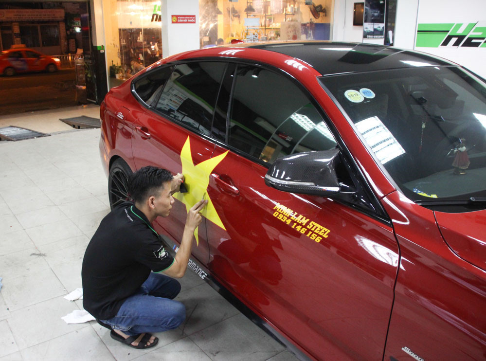 Theo chia sẻ của anh Khánh Huy, chủ một studio dán decal tại TP.HCM, nhiều ngày trước lượng xe đến dán cổ động không đông như giải U23 châu Á hồi tháng 1. Nhưng từ sau chiến thắng Olympic Việt Nam trước Olympic Syria, nhiều khách hàng đã tìm đến để dán xe cổ vũ bóng đá, chuẩn bị cho trận đối đầu với Olympic Hàn Quốc.