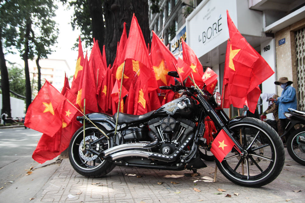 Cảm hứng mà đội tuyển mang lại cho người dân Việt Nam là rất lớn. Một người bán hàng rong trên đường Nguyễn Đình Chiểu, quận 3, TP.HCM được chủ tiệm photocopy "hỗ trợ" nơi buôn bán, đồng thời cho mượn luôn chiếc Harley-Davidson Softail Breakout để treo cờ.