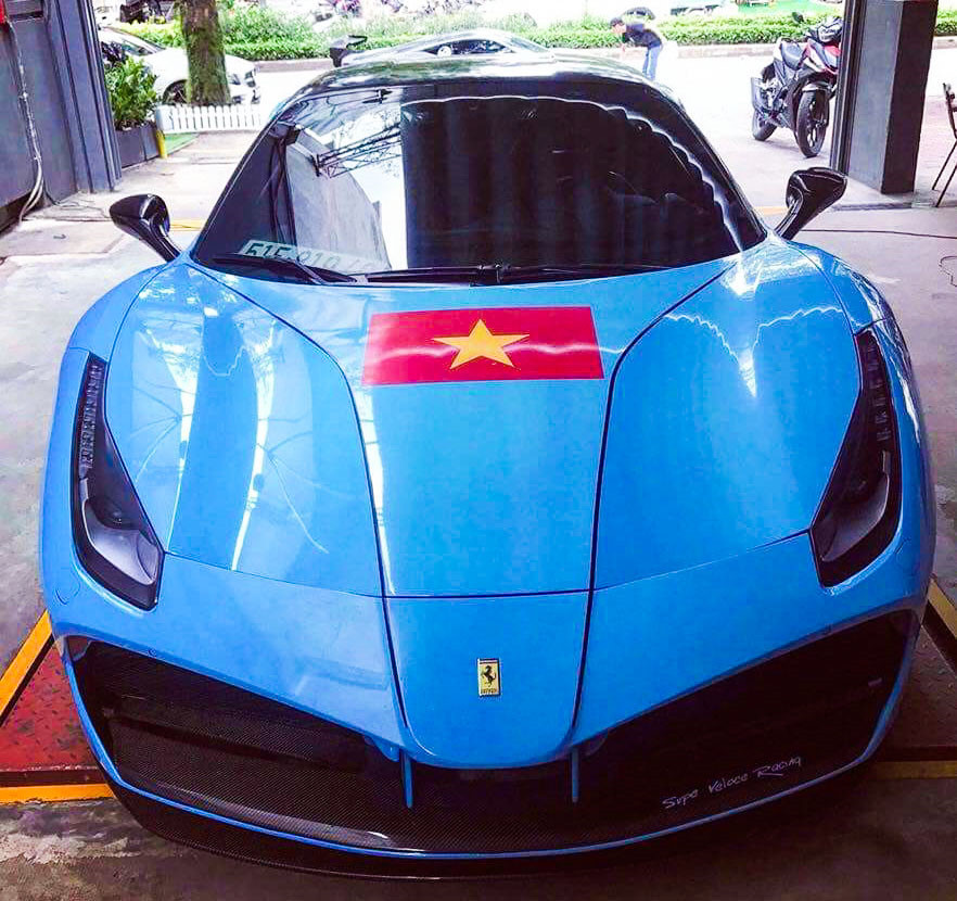 Siêu xe Ferrari 488 Spider màu Blu Corsa cũng "tiếp lửa" cho đội Olympic Việt Nam. Trận đấu sẽ diễn ra vào lúc 16h chiều nay (giờ Việt Nam).