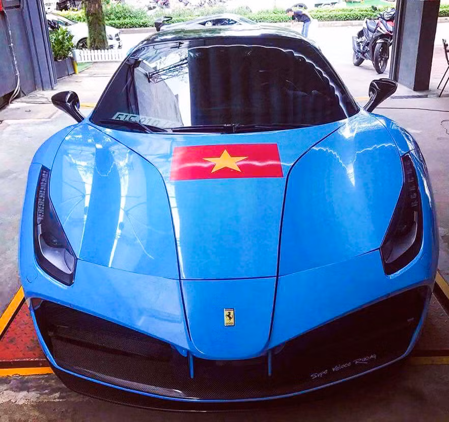 Siêu xe Ferrari 488 Spider màu Blu Corsa cũng "tiếp lửa" cho đội Olympic Việt Nam. Trận đấu sẽ diễn ra vào lúc 16h chiều nay (giờ Việt Nam).