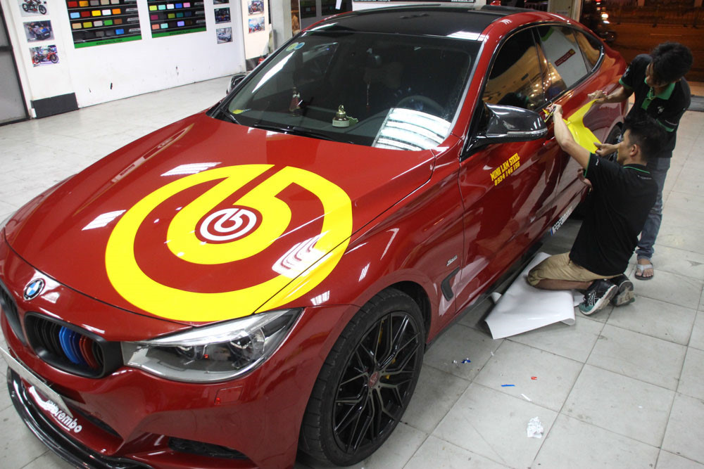 Không khí cả nước đang nóng hơn trong những ngày qua khi đội tuyển Olympic Việt Nam vào đến bán kết đấu trường bóng đá ASIAD. Nhiều người cũng quyết định lên áo mới cho chiếc xe của mình để cổ vũ tinh thần cho các tuyển thủ.