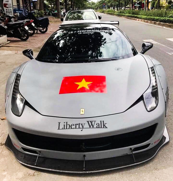 Siêu xe Ferrari 458 Italy với gói độ Liberty Walk cũng dán hình quốc kỳ trên nắp capo.