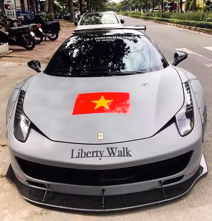 Siêu xe Ferrari 458 Italy với gói độ Liberty Walk cũng dán hình quốc kỳ trên nắp capo.