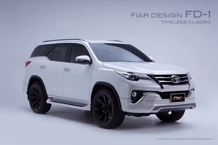 Đằng sau Fortuner 2017 được bổ sung nhiều chi tiết mạ crôm hơn. Tương tự ở đầu và bên sườn, chi tiết màu bạc mờ cũng xuất hiện ở đuôi xe. Chưa hết, với gói phụ kiện Fiar Design FD-1, Fortuner 2017 có thể đi kèm 1 ống xả mạ crôm hoặc 2 ống xả, tùy theo lựa chọn của khách hàng.