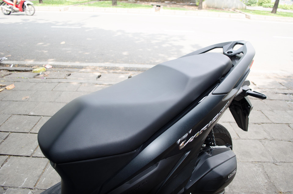 Tay dắt phía sau thiết kế liền mạch theo thiết kế, các mép bo tròn không còn tạo cảm giác đau tay khi dắt xe.