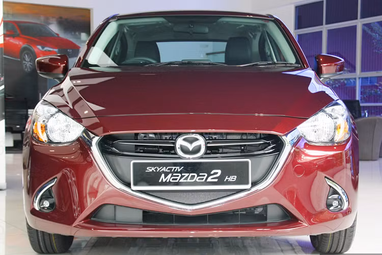 Mẫu Mazda 2 với công nghệ GVC vừa ra mắt ở Malaysia sở hữu màu ngoại thất Deep Crimson Mica. Đèn pha sử dụng bóng Halogen tiêu chuẩn. Tuy nhiên, khách hàng cũng có thể lựa chọn đèn pha LED. So với bản cũ, Mazda 2 2017 sở hữu một số cải tiến nhỏ ở ngoại thất như hốc đèn sương mù có đường viền mạ chrome.