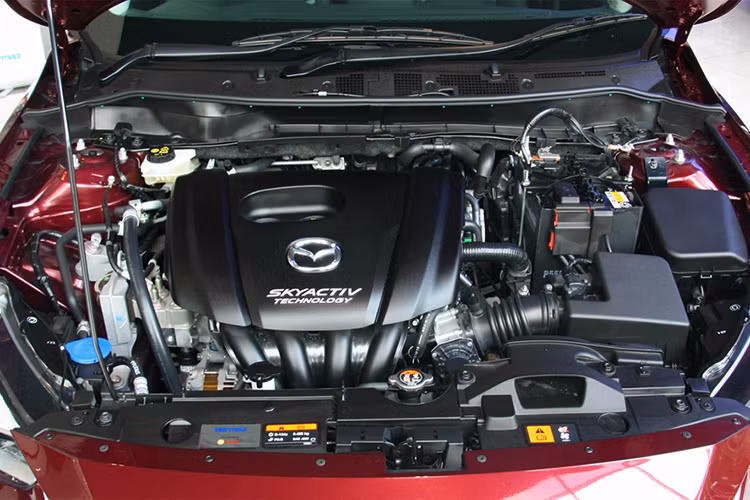 Xe sử dụng động cơ xăng 1.5 Skyactiv-G có công suất 114 mã lực tại 6.000v/ph, mô-men xoắn cực đại 148Nm tại 4.000v/ph, kèm theo là hộp số AT hoặc 6MT. Trong khi đó, phiên bản tại Thái Lan vẫn sử dụng động cơ xăng I4 1.3L 93 mã lực hoặc máy dầu tăng áp I4 1.5L 105 mã lực, cả 2 động cơ đều được tích hợp công nghệ SkyActiv.