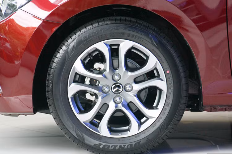 Ngoài bộ la zăng 5 chấu kếp thiết kế mới, hệ thống G-Vectoring Control sẽ hỗ trợ người lái điều khiển phương tiện, bằng cách định vị những điểm kiểm soát chính ở vị trí lý tưởng và cải thiện tính ổn định của xe khi vận hành, qua đó góp phần mang lại sự thoải mái, an toàn cho người dùng.