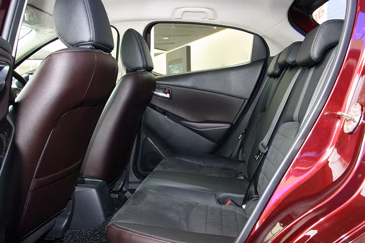 Trên phiên bản mới này, hãng xe ôtô Mazda còn sử dụng vật liệu sợi carbon để trang trí một số chi tiết trong khoang nội thất. Hệ thống kết nối trên xe bao gồm khe cắm thẻ nhớ SD, cổng USB, ổ cắm điện 12 volt. Ngoài ra, cụm đồng hồ hay hốc gió điều hòa hình tròn cũng được làm mới.