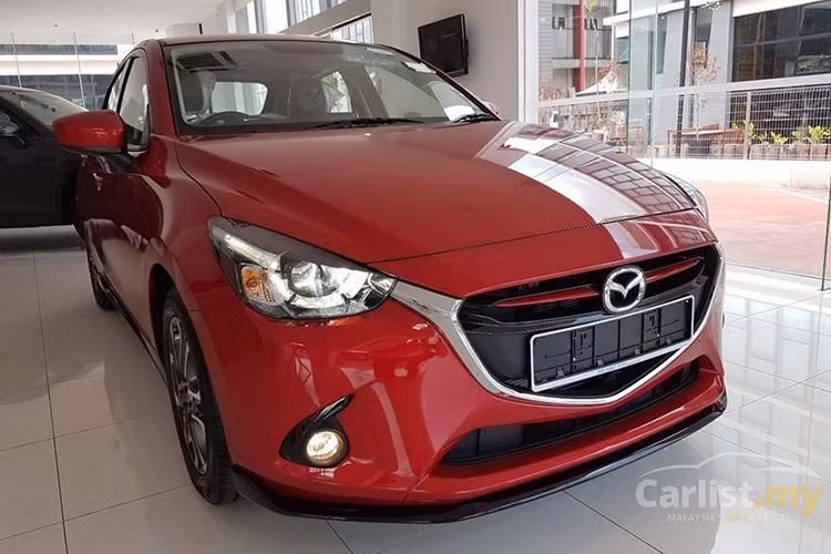 Giá bán của Mazda2 2017 tại Thái Lan được công bố dao động từ 16.000-23.800USD (tương đương 345-513 triệu đồng) cho cả 2 phiên bản sedan và hatchback. Trong khi đó, giá bán của Mazda 2 GVC 2017 tại Malaysia lại ở mức từ 20.500-21.700USD (khoảng 464-493 triệu đồng).