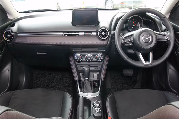 Ở bên trong, ghế ngồi bọc da được thiết kế mới với phần da lộn ở được bố trí ở chính giữa đệm ghế và tựa lưng kết hợp bằng những đường chỉ khâu màu trắng khá nổi bật. Màn hình cảm ứng tích hợp hệ thống MZD Connect được bao bọc bằng đường viền kim loại màu đen bóng.
