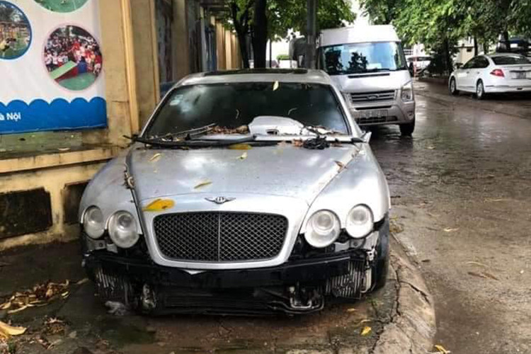 Hiện chưa rõ lý do tại sao chiếc xe lại không còn nằm trong bãi nữa, nhưng nó đã nằm trên vỉa hè nay khá lâu và không được quan tâm. Mưa gió cùng với việc không được che chắn khiến cho chiếc xe siêu sang Bentley Continental đắt tiền, chỉ dành cho những đại gia và doanh nhân xuống cấp khá nghiêm trọng.