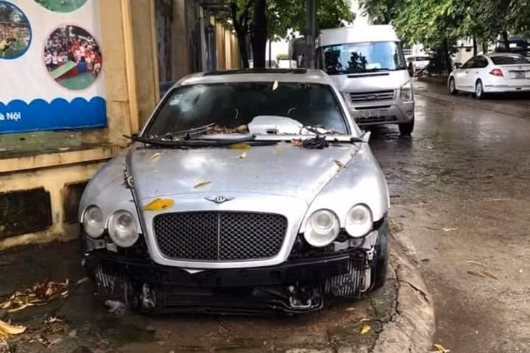Hiện chưa rõ lý do tại sao chiếc xe lại không còn nằm trong bãi nữa, nhưng nó đã nằm trên vỉa hè nay khá lâu và không được quan tâm. Mưa gió cùng với việc không được che chắn khiến cho chiếc xe siêu sang Bentley Continental đắt tiền, chỉ dành cho những đại gia và doanh nhân xuống cấp khá nghiêm trọng.