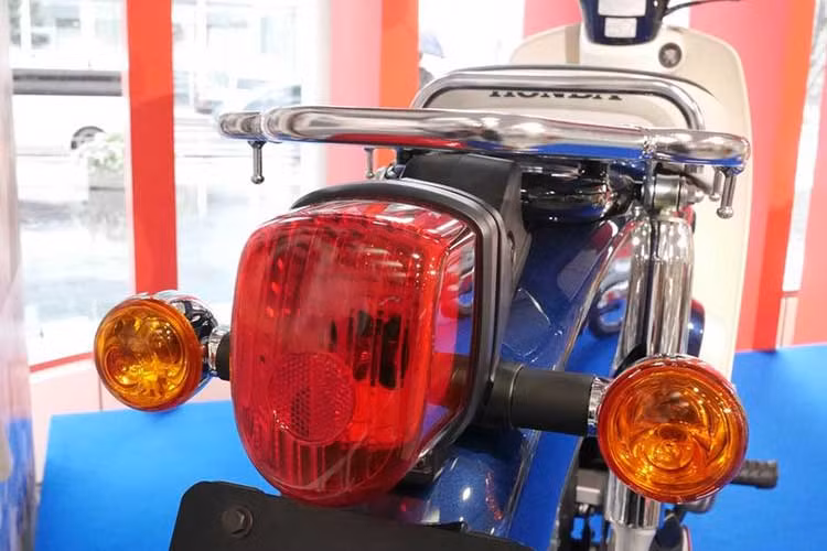 Tay xách phía sau kèm yên vẫn sử dụng loại lớn, bằng kim loại để có thể chở người hoặc chở hàng thoải mái trong đô thị. Cụm đèn hậu vẫn không thay đổi với bóng halogen, xi nhan tách rời hình quả trứng cá tính.