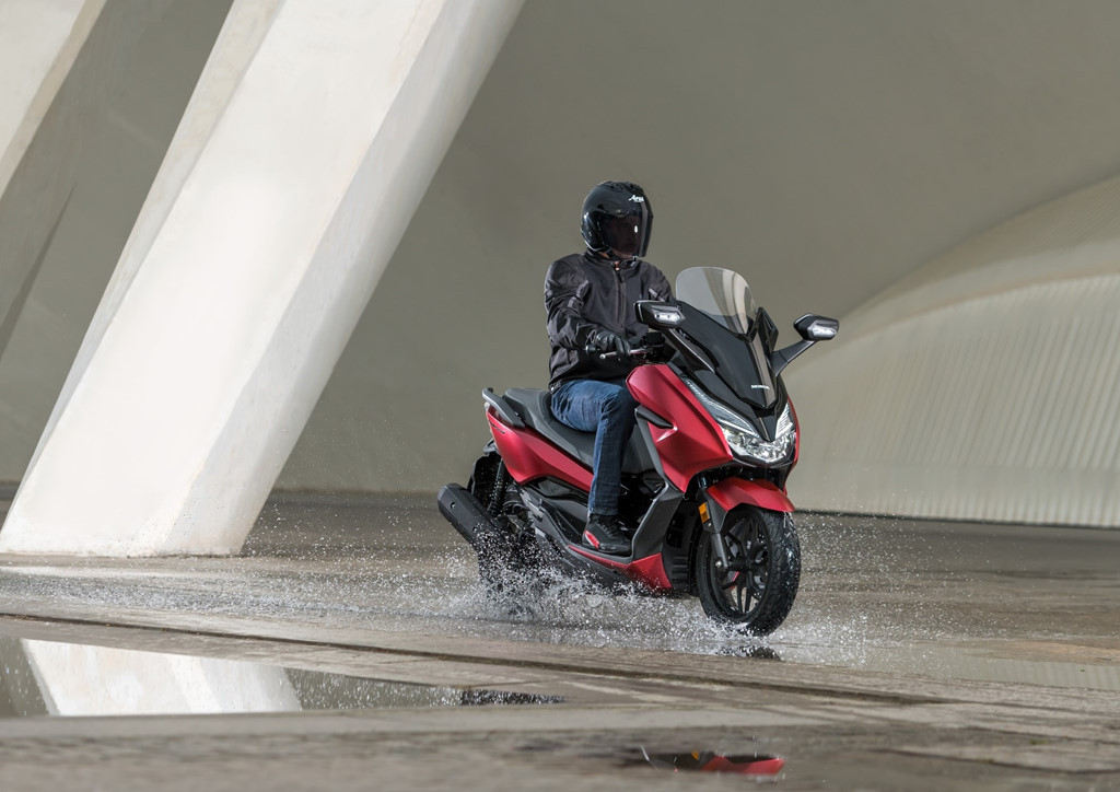 Honda Forza 125 phiên bản 2018 mới sở hữu bình xăng dung tích 11,5 lít với mức tiêu hao trung bình 42 km/lít. Như vậy, Forza 125 có thể di chuyển quãng đường hơn 480 km với bình xăng đầy.