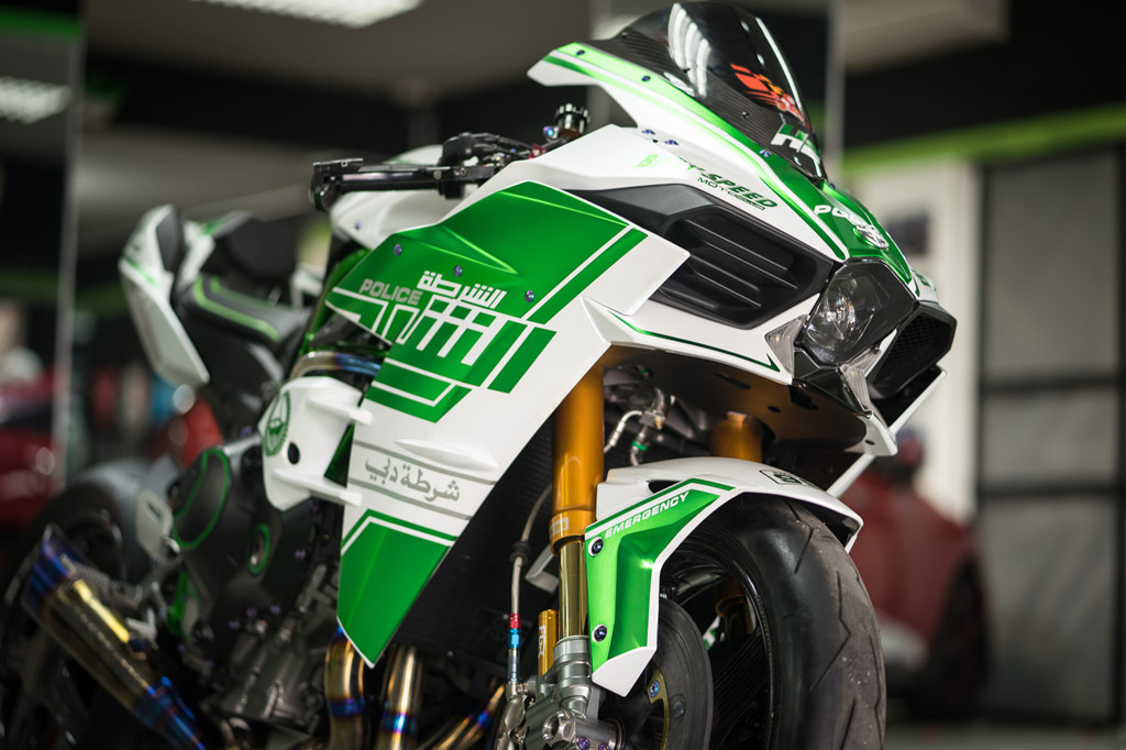 Cặp phuộc up side down trở nên nổi bật hơn với bộ tem phối hai màu xanh-trắng. Các dòng chữ bằng tiếng Ả Rập được tìm thấy khắp thân xe.