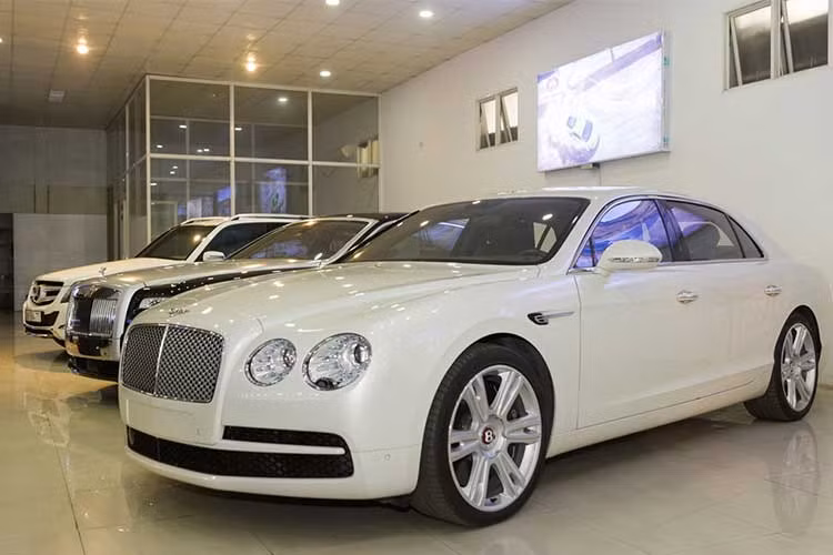 Đối với xe nhập khẩu, chỉ có doanh nghiệp đáp ứng đủ điều kiện mới được phép nhập khẩu xe ôtô từ năm 2018 gồm: Có cơ sở bảo hành, bảo dưỡng ôtô theo đúng tiêu chuẩn (có thể đi thuê), doanh nghiệp phải có giấy ủy quyền triệu hồi từ nhà sản xuất nước ngoài, có giấy chứng nhận chất lượng kiểu loại từ nơi sản xuất.