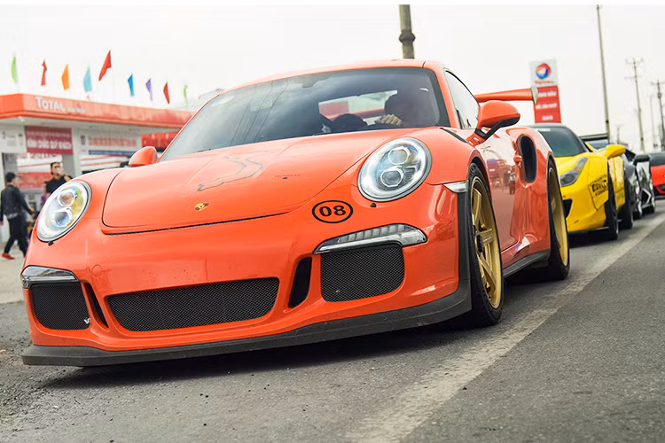 Tại Việt Nam, siêu xe thể thao Porsche 911 GT3 RS được chào bán chính hãng với mức giá đề xuất khoảng 13,8 tỷ đồng. Mức giá bán chính thức siêu xe của Cường Đô la hiện không được giới buôn xe tiết lộ, tuy nhiên chắc chắn sẽ thấp hơn chính hãng nhiều do đeo biển ngoại giao.