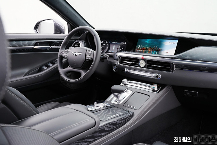 Bên trong nội thất của G90 Stardust đặc biệt mới này sẽ được ốp gỗ tầm bì thớ nổi và bọc da 2 tông màu cùng nhiều chi tiết sử dụng vật liệu cao cấp hơn. Ngoài những điểm khác biệt nêu trên, Genesis G90 2021 nói chung, cũng như G90 Stardust nói riêng có thông số kỹ thuật giữ nguyên so với các phiên bản cũ.