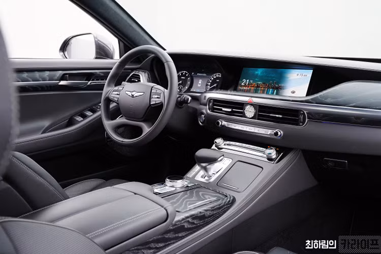 Bên trong nội thất của G90 Stardust đặc biệt mới này sẽ được ốp gỗ tầm bì thớ nổi và bọc da 2 tông màu cùng nhiều chi tiết sử dụng vật liệu cao cấp hơn. Ngoài những điểm khác biệt nêu trên, Genesis G90 2021 nói chung, cũng như G90 Stardust nói riêng có thông số kỹ thuật giữ nguyên so với các phiên bản cũ.