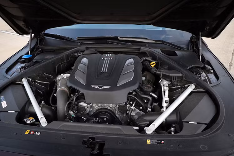 Genesis G90 trang bị khối động cơ V8 5.0 lít cho công suất tối đa 420 mã lực, mô men xoắn cực đại 520 Nm. Ngoài ra, còn có thêm một phiên bản rẻ hơn sử dụng động cơ V6 3.3 lít tăng áp kép, sản sinh công suất 365 mã lực và 510 Nm mô men xoắn. 