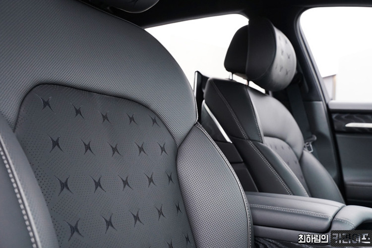 Ngoài ra, Genesis còn nhấn mạnh tới hệ thống thông tin giải trí với màn hình 12,3 inch được tích hợp kết nối smartphone và dịch vụ quản lý xe thông minh... cùng nhiều công nghệ mới được tích hợp giống như phiên bản tiêu chuẩn đang được bán trên thị trường.