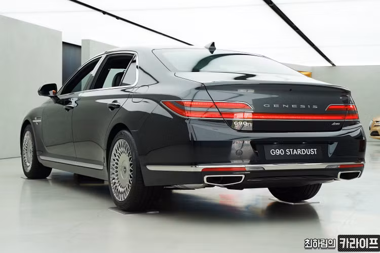 Cả 2 phiên bản trên đều được trang bị hộp số tự động 8 cấp SHIFTRONIC với 2 tùy chọn hệ dẫn động cầu sau (RWD) hoặc 4 bánh (H-TRAC).