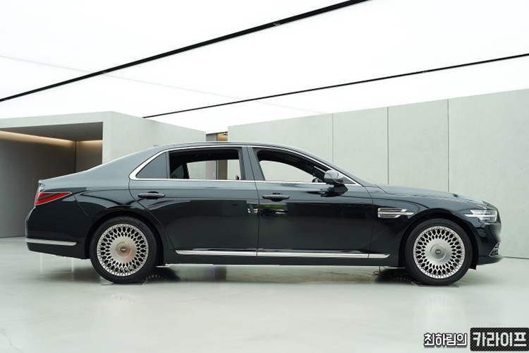 Không chỉ dừng lại ở sơn 2 tông màu, phần sơn màu xám đậm ở phía trên của Genesis G90 Stardust mới còn hiệu ứng ánh ngọc đặc biệt như vô vàn những ngôi sao trên bầu trời. Theo Genesis giải thích, hãng phải tổ chức riêng một dây chuyền để sơn hiệu ứng đặc biệt này, dẫn tới số lượng sản xuất nhỏ.