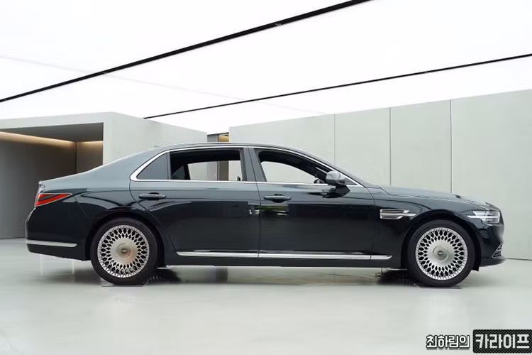 Không chỉ dừng lại ở sơn 2 tông màu, phần sơn màu xám đậm ở phía trên của Genesis G90 Stardust mới còn hiệu ứng ánh ngọc đặc biệt như vô vàn những ngôi sao trên bầu trời. Theo Genesis giải thích, hãng phải tổ chức riêng một dây chuyền để sơn hiệu ứng đặc biệt này, dẫn tới số lượng sản xuất nhỏ.