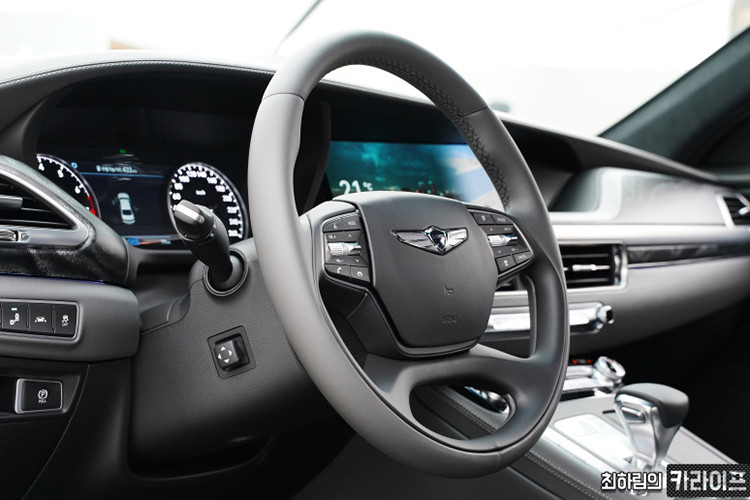 Một số công nghệ hiện đại được tích hợp trên Genesis G90 Stardust bao gồm dập tiếng ồn chủ động, hệ thống treo điện tử tự tích ứng, hệ thống điều hòa tự chuyển sang chế độ tuần hoàn không khí khi cảm biến nhận ra xe đang đi vào khu vực ô nhiễm, hệ thống tự động bám theo làn, nhận biết vật thể băng qua đuôi xe, hỗ trợ tránh va chạm phía trước...