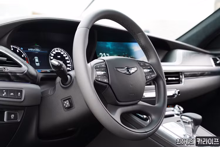 Một số công nghệ hiện đại được tích hợp trên Genesis G90 Stardust bao gồm dập tiếng ồn chủ động, hệ thống treo điện tử tự tích ứng, hệ thống điều hòa tự chuyển sang chế độ tuần hoàn không khí khi cảm biến nhận ra xe đang đi vào khu vực ô nhiễm, hệ thống tự động bám theo làn, nhận biết vật thể băng qua đuôi xe, hỗ trợ tránh va chạm phía trước...