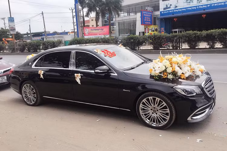 Đáng chú ý, theo tiết lộ của người chuyên cho thuê xe cưới cũng như trang trí xe hoa thì gia đình này thì ban đầu, chú rể có ý định thuê một chiếc Mercedes-Benz S500 để sử dụng trong lễ ăn hỏi. Tuy nhiên, đến giờ chót thì vị đại gia đổi ý định và điều chiếc xe siêu sang mới tậu đi. 