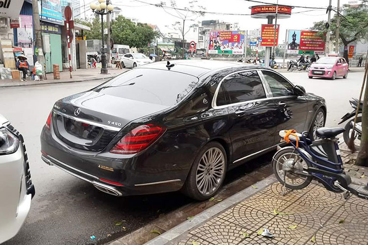 Bên trong Maybach S450 4Matic 2018 có các trang bị tiện nghi như 2 hàng ghế sau hạng thương gia với các tính năng như ngả tối đa 43,5 độ, tích hợp đệm đỡ bắp chân, nhớ vị trí, mát-xa. Ở giữa 2 hàng ghế này là các trang bị như tủ lạnh 8,5 lít, bàn gấp, ngăn đựng ly champagne bằng bạc và hệ thống giải trí với đầu đọc Blue-Ray...