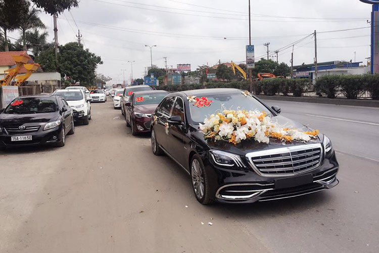 Một lễ ăn hỏi tại Hải Phòng vừa diễn ra gây sự chú ý của giới mê xe, cũng như mạng xã hội khi có sự góp mặt của chiếc xe siêu sang Mercedes-Maybach S450 4Matic 2018 có mức giá chính hãng khoảng 7,219 tỷ đồng. Đây là chiếc xe mới tinh, chưa có biển số tham gia vào lễ ăn hỏi.