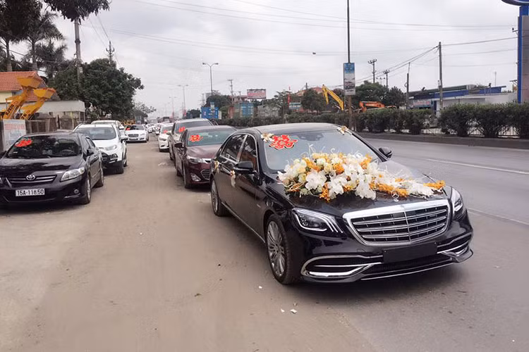 Một lễ ăn hỏi tại Hải Phòng vừa diễn ra gây sự chú ý của giới mê xe, cũng như mạng xã hội khi có sự góp mặt của chiếc xe siêu sang Mercedes-Maybach S450 4Matic 2018 có mức giá chính hãng khoảng 7,219 tỷ đồng. Đây là chiếc xe mới tinh, chưa có biển số tham gia vào lễ ăn hỏi.