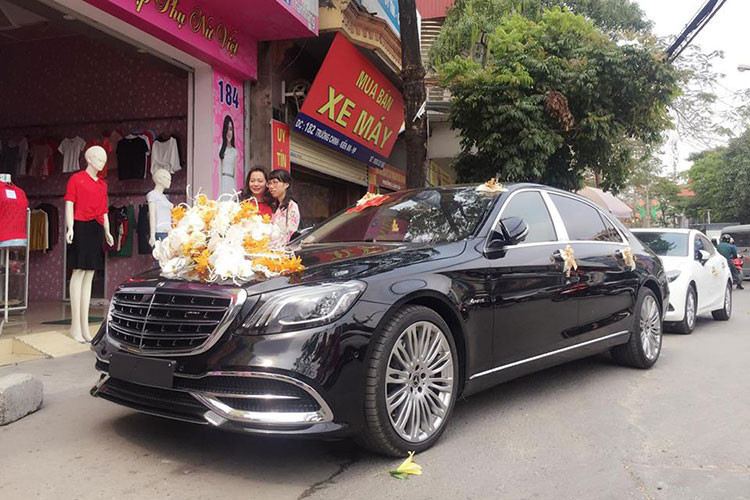 Ngoài chiếc siêu xe sang Mercedes-Maybach, bạn bè của đại gia này còn đến tham dự lễ ăn hỏi trên những mẫu xe đắt tiền khác như; siêu sang Rolls-Royce Ghost, Maybach 62S, Bentley Continental Flying Spur, siêu xe Ferrari California độ Hamann và dàn SUV Lexus, Range Rover.