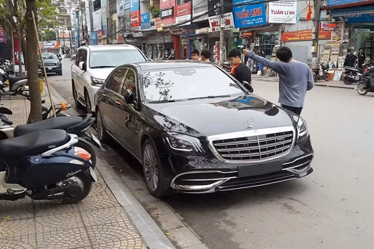 Điểm nhấn của Mercedes-Maybach S450 4Matic phiên bản 2018 là được trang bị động cơ V6 3.0L đạt công suất 367 mã lực tại 5.500-6.000v/ph, mô-men xoắn 500Nm tại 1.800-4.500v/ph. Sức mạnh được truyền tới cả 4 bánh thông qua hộp số tự động 9 cấp 9G-TRONIC, dẫn động cầu sau.