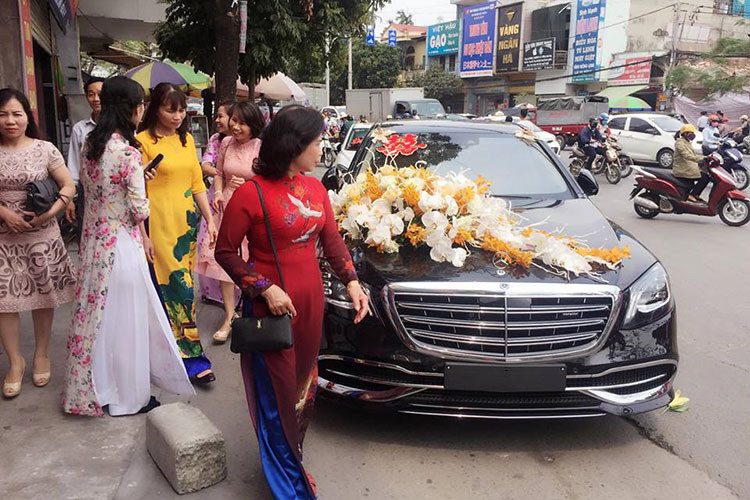 Maybach S450 4Matic 2018 ra đời nhằm thay thế cho "đàn anh" Maybach S400 4Matic. Ngoại hình của chiếc xe siêu sang này vẫn có đặc điểm của dòng xe Mercedes-Maybach như lưới tản nhiệt 3 thanh kép mạ crôm, logo Maybach trên lưới tản nhiệt, cột C và đuôi xe. Mercedes-Maybach S450 4Matic 2018 sử dụng loại đèn pha Multibeam LED.