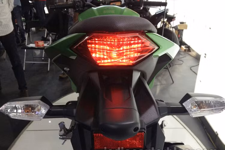 Phần đuôi của Z250 mới có thiết kế khá nhỏ gọn và rất cân đối. Yên xe thể thao tách dời 2 vị trí người lái và người ngồi sau. Xe có chiều cao yên chỉ ở mức 785 mm nên rất phù hợp với vóc dáng người châu Á. Cặp đèn xi-nhan thiết kế thể thao, tách rời nằm trên phần pad biển số.