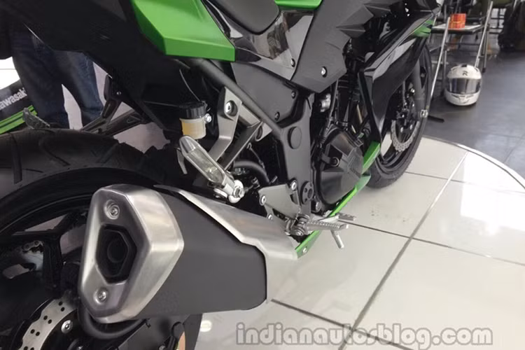 Trên phiên bản mới này, mỏ cày bên dưới động cơ của chiếc Kawasaki Z250 2017 được sơn màu đen thay vì xanh cốm như trước. Trái lại, chắn bùn trước được sơn màu xanh cốm thay cho đen. Riêng bộ vành hợp kim được sơn màu vàng nổi bật hơn, ống xả đơn thêm ốp kim loại.