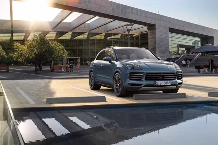 Porsche Cayenne thế hệ mới là một chiếc xe SUV hạng sang đáng mong chờ và tiếp tục được Porsche phát triển lại hoàn toàn mới từ trong ra ngoài, vẫn trên tiêu chí kết hợp hoàn hảo giữa tố chất vận hành thể thao hiệu suất cao với sự sang trọng tiện nghi hàng ngày. Chiếc SUV đẳng cấp vận hành tốt cả trên đường onroad lẫn offroad.