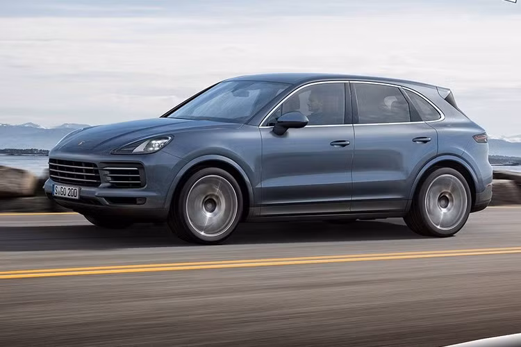 Phiên bản Cayenne S được trang bị động cơ V6 2.9L Twin Turbo do Porsche phát triển mới, đạt công suất 440 mã lực và mô-men xoắn 550Nm – tăng thêm 20 mã lực so với mẫu tiền nhiệm. Chiếc Cayenne S có khả năng tăng tốc 0-100km/h chỉ 5,2 giây và xuống 4,9 giây với gói trang bị Sport Chrono. Vận tốc tối đa đạt 265km/h.