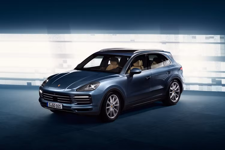 Mẫu xe sang Porsche Cayenne 2018 thế hệ mới, và cũng là thế hệ thứ 3 vừa chính thức được hãng siêu xe Đức cho ra mắt thị trường thế giới vào 29/08 tại Stuttgart, Đức. Trong thông báo mới nhất, Porsche Việt Nam đã bắt đầu nhận đặt hàng cho mẫu Cayenne thế hệ mới này từ hôm nay. .
