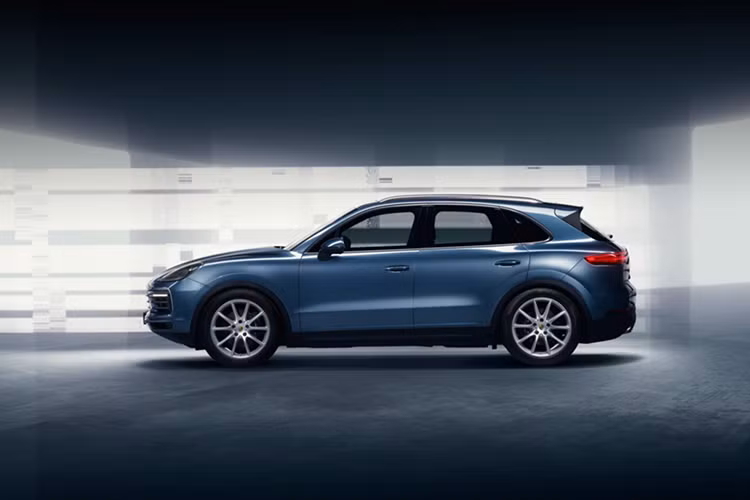 Mặc dù chỉ mới vừa được ra mắt thị trường Thế giới, tuy nhiên Porsche Việt Nam đã công bố giá bán Cayenne 2018. Cụ thể phiên bản tiêu chuẩn của Cayenne mới sẽ được bán ra từ 4,54 tỷ đồng và Cayenne S 2018 tiêu chuẩn từ 5,47 tỷ đồng, đã bao gồm thuế nhập khẩu, thuế tiêu thụ đặc biệt, thuế giá trị gia tăng và gói dịch vụ địa phương