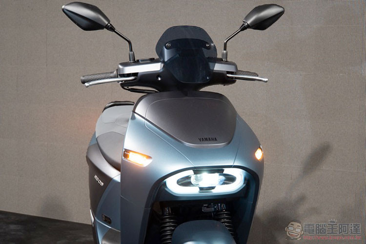 Về kích thước, Yamaha EC-05 mới có trục cơ sở 1.300mm, tổng thể thiết kế xe (Dài x Rộng x Cao) tương ứng (1.880 x 670 x 1.180)mm, độ cao yên 768mm. Phần đầu của xe thiết kế mang phong cách tương lai với đèn c hiếu sáng dạng led hiện đại.